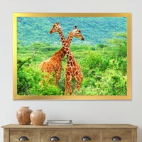 DesignArt 'Два жирафи се борат во бујна зелена дива фарма куќа врамена уметничка печатење